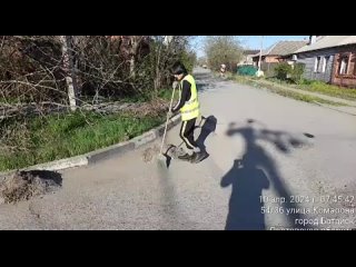 В Батайске продолжается уборка территорий