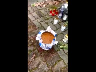 см14 Скандальное действие литовского активиста - фекалии на импровизированном мемориале жертв теракта в Крокусе