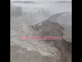В настоящее время идет процесс размывания насыпной дамбы возле Коммунального моста в Томске, сообщают местные новостные издания.