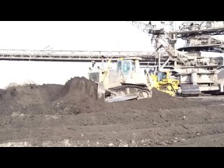 Новый бульдозер Cat D9T и Старенький Komatsu D 275 AX