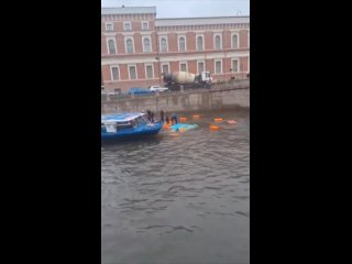 Первыми на помощь людям, оказавшимся в упавшем в воду автобусе, пришли трое парней из Дагестана.