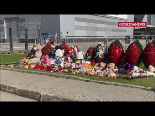 40 дней с момента теракта Таджиков террористов в Крокусе: люди несут цветы, игрушки и фотографии погибших к концертному з