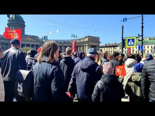 Тысячи жителей и гостей Петербурга приехали в центр, чтобы поучаствовать в праздновании Дня Победы