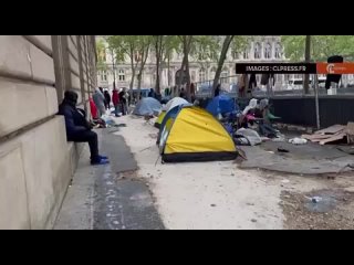 l'approche des Jeux olympiques, la police parisienne a vacu un camp de migrants prs de l'htel de ville