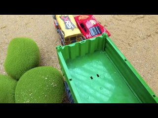 Спасательно - строительная машина с краном и разравниванием песка экскаватором - самосвалом
