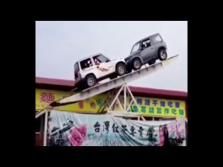 Потрясающие навыки балансировки двух автомобилей