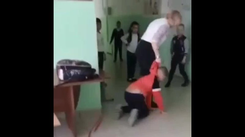 Учитель ударила ребенка ногои . Видео случаи но попало в