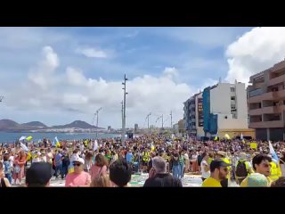 “Canarias tiene un límite“: canarios inundan las calles españolas en protesta contra el turismo excesivo