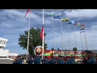 На площади Суворова в Тирасполе под гимн Советского Союза подняли Знамя Победы