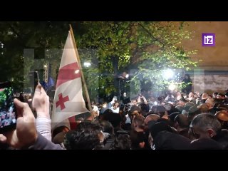 Грузинская оппозиция перекрыла проспект Руставели возле здания парламента в Тбилиси. Там сейчас проходят митинги против принятия