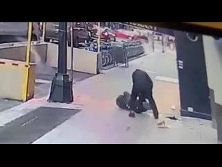 Американец, который хотел прикрыть своей курткой чернокожего бездомного, которого он увидел на улице Нью-Йорка, был ограблен леж