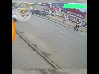Момент вчерашнего ДТП на рынке в Шакше

Напомним, автоледи за рулем Цивика прыгнула на Мицубиси: никто не пострадал

Ранее.