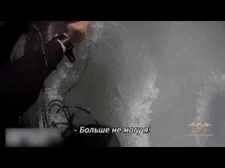 Полицейские из Иркутской области спасли провалившегося под лед рыбака