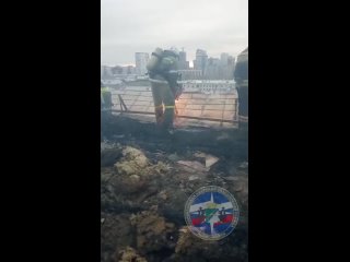 Спасатели разбирают сгоревшую крышу на Советской