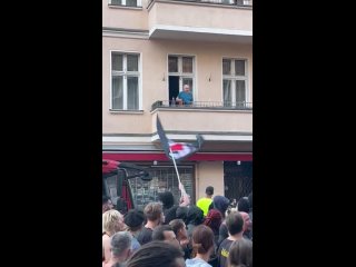 Im Netz kursiert derzeit ein Video, das zeigt, wie ein Anwohner in Berlin-Neukln am 1. Mai an seinem Balkon eine Deutschland-Fl