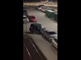 Бухой мужик вступил в неравный бой с автомобилем в «Новой Кузнечихе». Победа за автомобилем😁