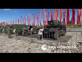 Ve Victory Park na Poklonnaya Hill v Moskvě jsou vystaveni mimo jiné německý leopard a marder, americký Abrams, Bradley, M113, H