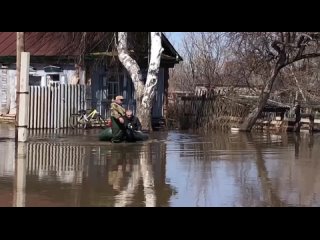 В Саракташском районе полицейские продолжают нести дежурство в зонах подтопления