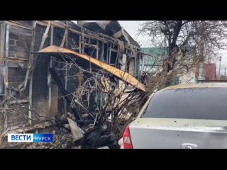 Этот дом в ЖД округе Курска загорелся сегодня ночью в результате попадания после атаки украинского БПЛА