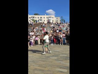 Выходные обещают быть жаркими, а это значит, что пора снова встречать закаты на набережных. А заодно послушать «Соло на... (видео)