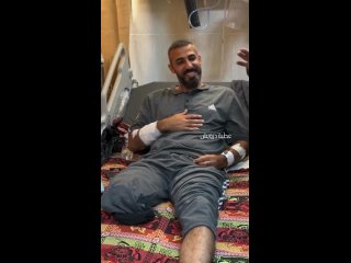 Al periodista Sami Shehadeh le amputaron la pierna después de que él y un grupo de periodistas sufrieran fuego de artillería del