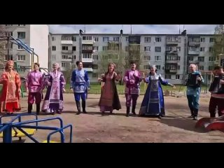 Ленинградская область  хлебосольная и каждый район поздравляет жителей с первомаем. На площадях, во дворах и в домах культуры п