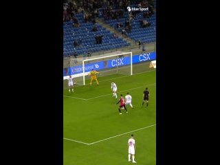 Винтертур забивает мяч в свои ворота в матче против Базеля []