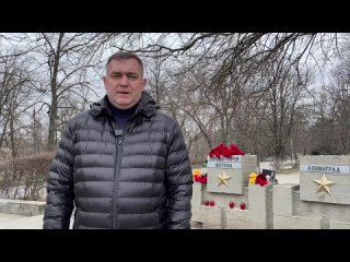 С самого утра новочеркасцы несут цветы в Александровский сад в память о погибших во вчерашнем теракте в «Крокус Сити Холле». Сте