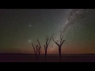 Aurora australis (южное сияние) на фоне Млечного пути и Магеллановых облаков