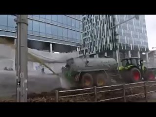 Прямо под окнами Еврокомиссии в Брюсселе прошла эпичная битва протестующих фермеров с полицейскими