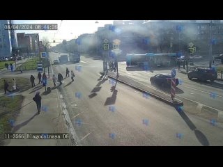 Лазурный автобус сбил девушку на перекрестке в Петербурге