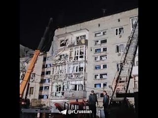 Части обвалившегося многоэтажного дома в Токмаке Запорожской области после обстрела ВСУ