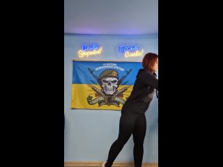 Un nouveau service est apparu en Ukraine : la production d’un drapeau personnel pour une tombe avec l’image d’un militant. Avec