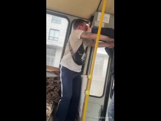 Пассажиры устроили драку из-за бутылки пива в автобусе