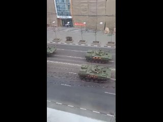 Проезд военной техники по проспекту Ленина в Туле