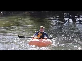 Австралиец устроил сплав по реке на огромном каноэ из тыквы