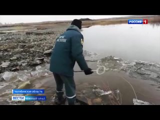 Река затопила дорогу и заблокировала путь жителям поселка в Челябинской области
