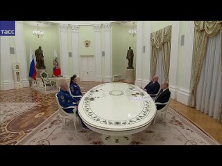 Путин и Лукашенко проводят встречу с космонавтами