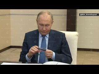 Путин внимательно изучил карту «Zабота», которая действует в Тульской области для семей военнослужащих
