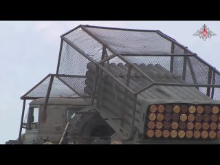 Provoz BM-21 Grad MLRS rusk armdy s protidronovou ochranou na jinch hranicch
