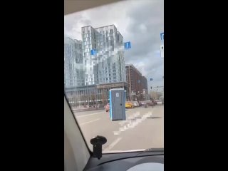 В Москве на дорогу выехал туалет.