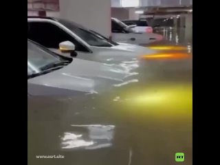 Aparcamiento inundado completamente tras los diluvios en Dubái