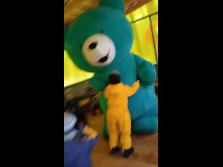 Видео от Поздравление танцующего Мишки и друзей Сыктывкар