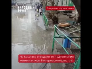 Во дворах на улице Интернационалистов в Томске вода не уходит уже которую неделю