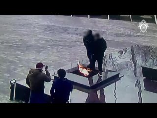 Мужчины опускали ноги в Вечный огонь в Ставропольском крае