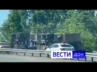 Около часа назад по направлению с Западного шоссе Батайска в сторону Ростова (РТК) произошло ДТП с фурой