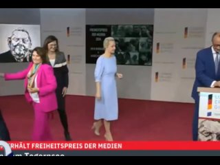 Немцы отбирают у ЙоландыНавальной премию Свободы. Подержала в руках и хватит