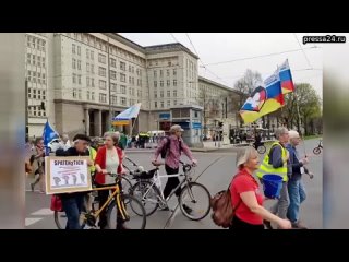 В Берлине проходит традиционный пасхальный марш мира. Демонстрация объединила несколько тысяч челове
