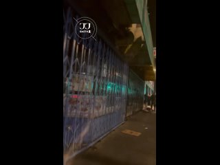 Улицы городов США, Сан-Франциско, Калифорния, главная публичная библиотека на Гроув-стрит: бомжи на ночном тротуаре