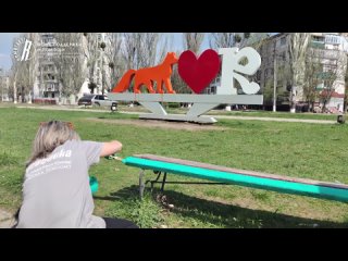 Фонд Ридовка Помогает! совместно с местными активистами отремонтировали и покрасили лавки возле пункта помощи в Лисичанске